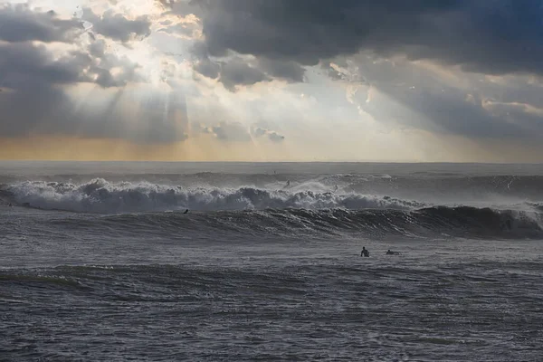 14年間で最大の波がサンタバーバラ港を襲いました — ストック写真