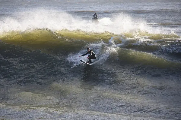 巨大な波がサンタバーバラ港を襲いました — ストック写真