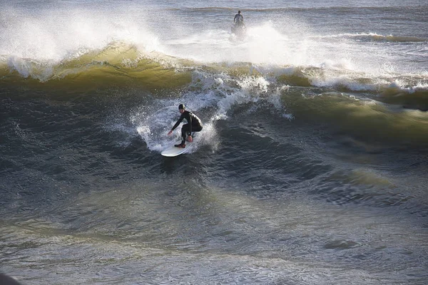巨大な波がサンタバーバラ港を襲いました — ストック写真