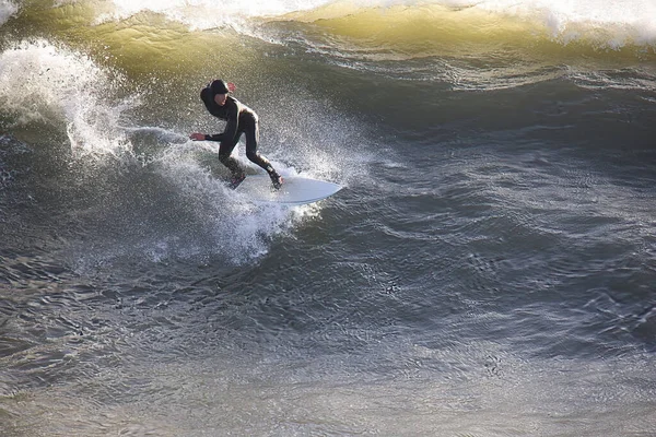 Huge Waves Hit Santa Barbara Harbor — Stock Photo, Image