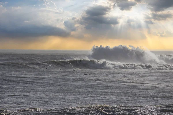 Büyük dalgalar Santa Barbara limanını vurdu.