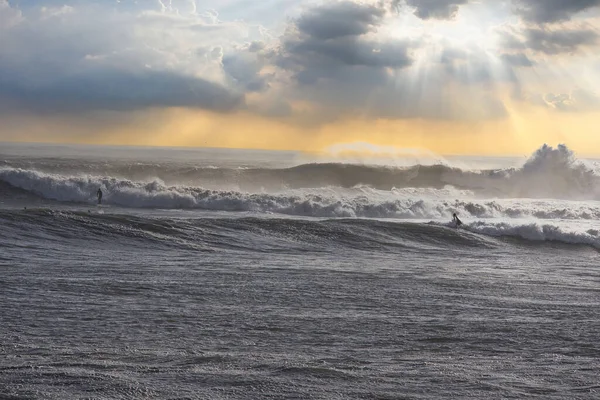 Büyük dalgalar Santa Barbara limanını vurdu.