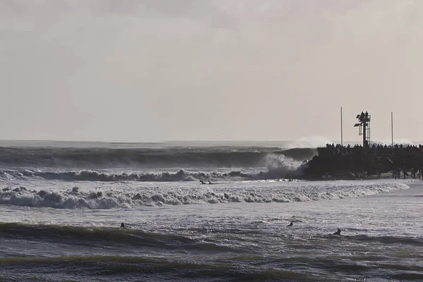 大浪袭击了圣巴巴拉港 — 图库照片