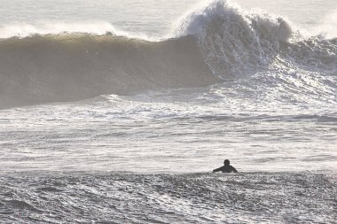 14 yılın en büyük dalgaları Santa Barbara limanını vurdu.