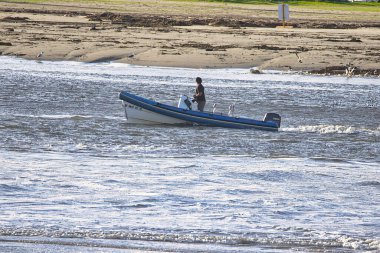 14 yılın en büyük dalgaları Santa Barbara limanını vurdu.