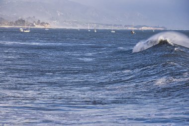 14 yılın en büyük dalgaları Santa Barbara limanını vurdu.