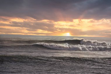 14 yılın en büyük dalgaları Santa Barbara limanını vurdu.