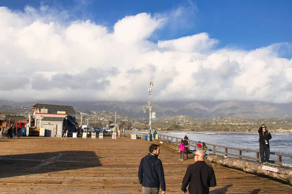 Yılın Büyük Dalgaları Santa Barbara Limanını Vurdu — Stok fotoğraf