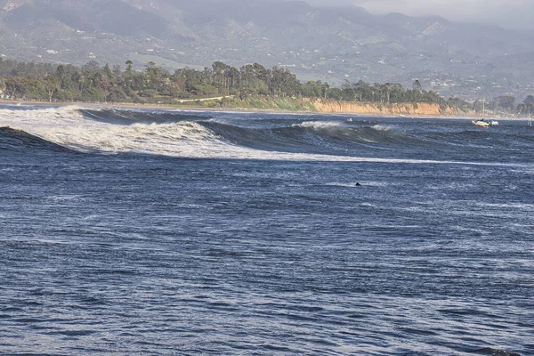 Největší Vlny Let Zasáhly Přístav Santa Barbara — Stock fotografie