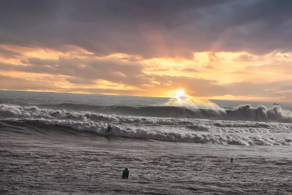 14年来最大的海浪袭击了圣巴巴拉港 — 图库照片