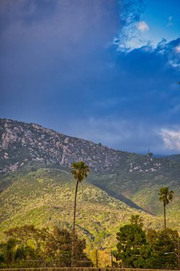 Ojai California 'da kış fırtınası Cachuma Gölü' nü doldurdu