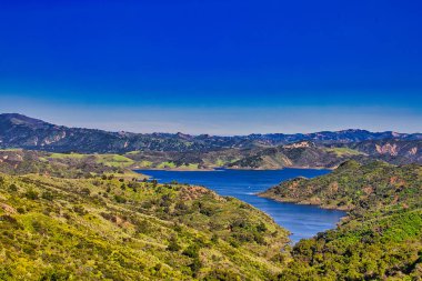 Ojai California 'da kış fırtınası Cachuma Gölü' nü doldurdu