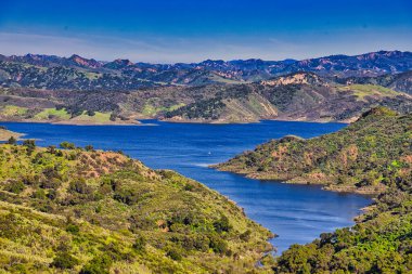 Ojai California 'da kış fırtınası Cachuma Gölü' nü doldurdu