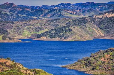 Ojai California 'da kış fırtınası Cachuma Gölü' nü doldurdu