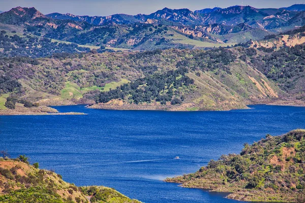 Ojai California 'da kış fırtınası Cachuma Gölü' nü doldurdu