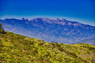 Kışın yağan yağmurlar Cachuma Gölü 'nü doldurur