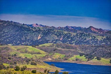 Kışın yağan yağmurlar Cachuma Gölü 'nü doldurur