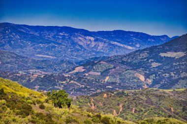 Kışın yağan yağmurlar Cachuma Gölü 'nü doldurur
