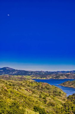 Kışın yağan yağmurlar Cachuma Gölü 'nü doldurur