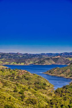 Kışın yağan yağmurlar Cachuma Gölü 'nü doldurur