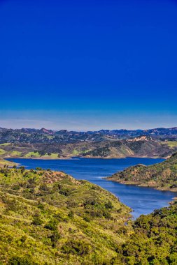 Kışın yağan yağmurlar Cachuma Gölü 'nü doldurur