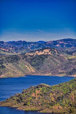 Kışın yağan yağmurlar Cachuma Gölü 'nü doldurur