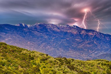 Ojai California 'da kış fırtınaları Casitas Gölü' nü doldurdu