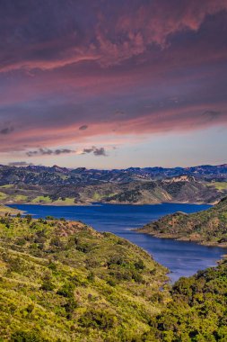 Ojai California 'da kış fırtınaları Casitas Gölü' nü doldurdu