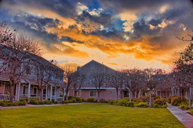 Ojai California 'da kış fırtınaları Casitas Gölü' nü doldurdu