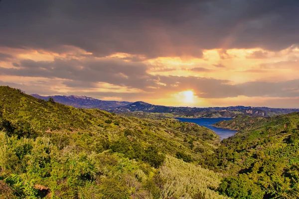 Ojai California 'da kış fırtınaları Casitas Gölü' nü doldurdu