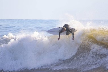 Kaliforniya 'daki Rincon Point' te büyük kış dalgalarında sörf yapmak