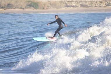 Kaliforniya 'daki Rincon Point' te büyük kış dalgalarında sörf yapmak