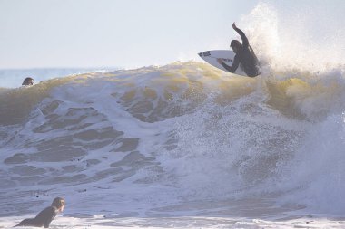 Kaliforniya 'daki Rincon Point' te büyük kış dalgalarında sörf yapmak