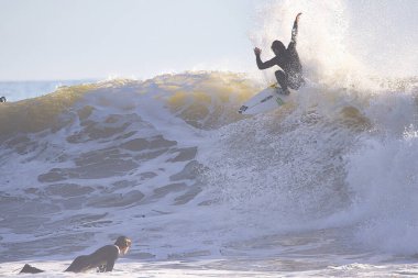 Kaliforniya 'daki Rincon Point' te büyük kış dalgalarında sörf yapmak