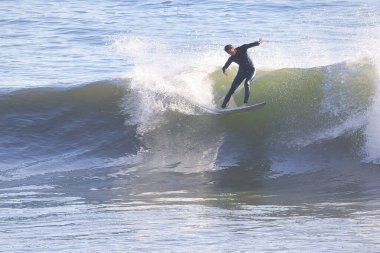 Kaliforniya 'daki Rincon Point' te büyük kış dalgalarında sörf yapmak
