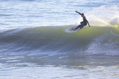 Kaliforniya 'daki Rincon Point' te büyük kış dalgalarında sörf yapmak