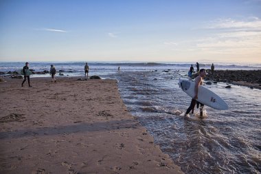 Kaliforniya 'daki Rincon Point' te büyük kış dalgalarında sörf yapmak