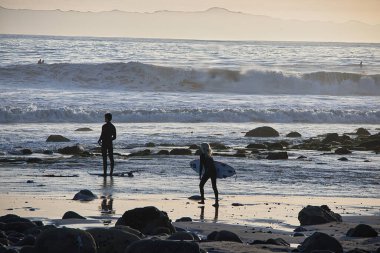 Kaliforniya 'daki Rincon Point' te büyük kış dalgalarında sörf yapmak