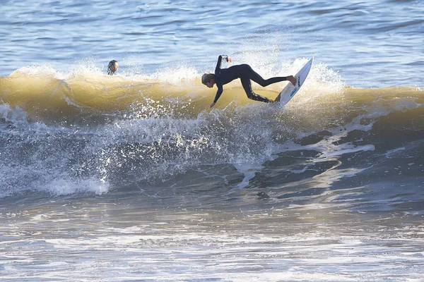 Kaliforniya Daki Rincon Point Büyük Kış Dalgalarında Sörf Yapmak — Stok fotoğraf