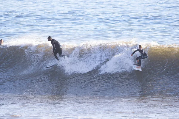 Surfowanie Dużych Falach Zimowych Rincon Point Kalifornii — Zdjęcie stockowe
