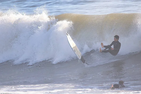 カリフォルニアのリンコンポイントで大きな冬の波をサーフィン — ストック写真