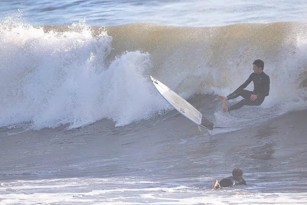 Surfing Stora Vintervågor Vid Rincon Point Kalifornien — Stockfoto