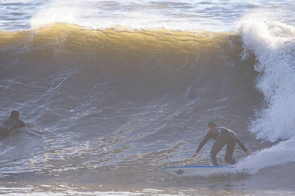 Σερφάροντας Μεγάλα Κύματα Του Χειμώνα Στο Rincon Point Στην Καλιφόρνια — Φωτογραφία Αρχείου