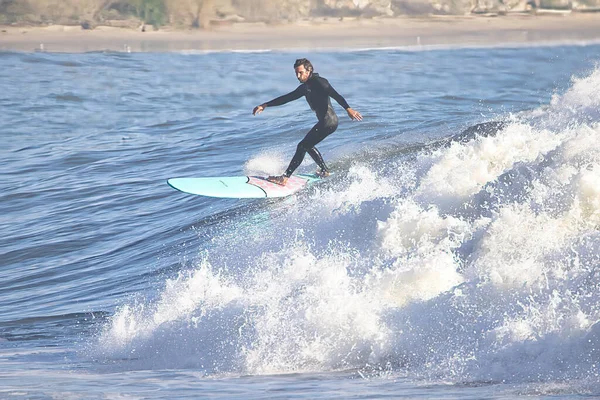 Kaliforniya Daki Rincon Point Büyük Kış Dalgalarında Sörf Yapmak — Stok fotoğraf