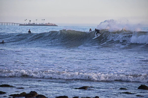 Szörfözés Nagy Téli Hullámok Rincon Point Kaliforniában — Stock Fotó