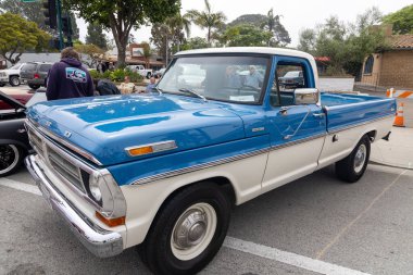 Carpinteria California 'da Rods and Roses araba fuarı