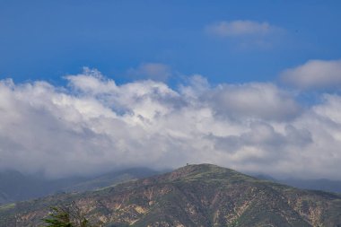 Yaz fırtınaları sırasında Carpinteria tuzlu bataklığında yürüyüş.