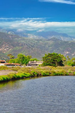 Yaz fırtınaları sırasında Carpinteria tuzlu bataklığında yürüyüş.