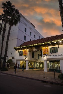 Dağlardan Santa Barbara, California 'nın günbatımı manzarası