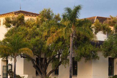 Dağlardan Santa Barbara, California 'nın günbatımı manzarası
